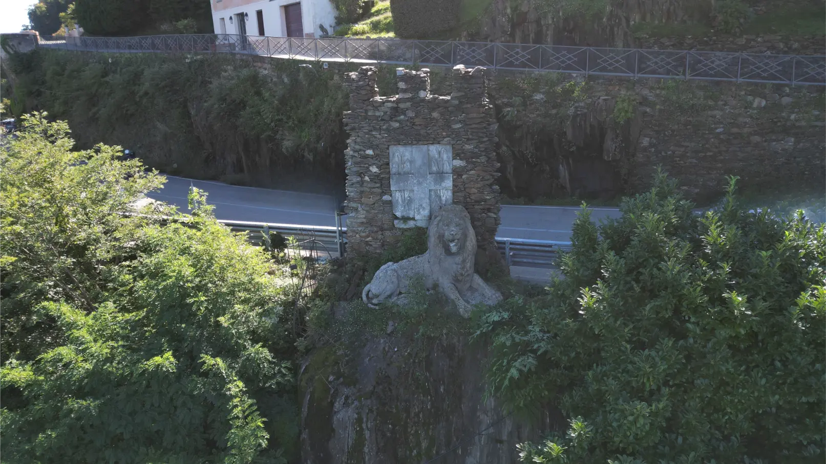 Sotto lo Sguardo Eterno del Leone